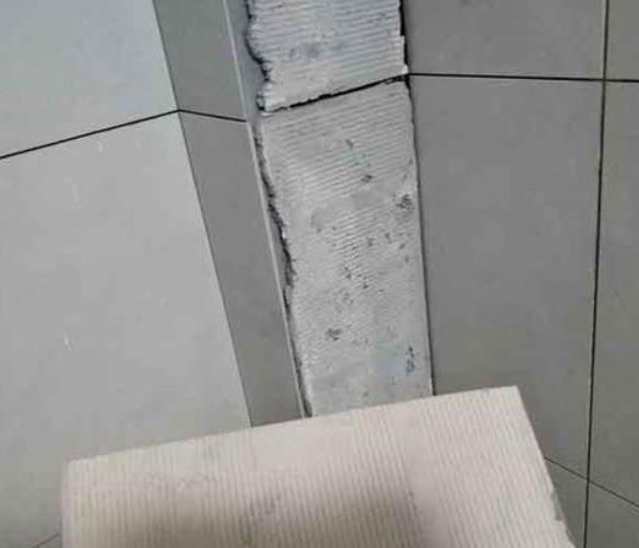 稷山瓷砖空鼓维修公司分享下厨房瓷砖脱落的补救措施。